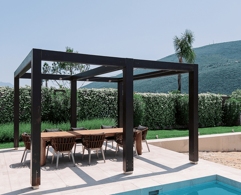 Pergola bioclimatique en aluminium avec table extérieure